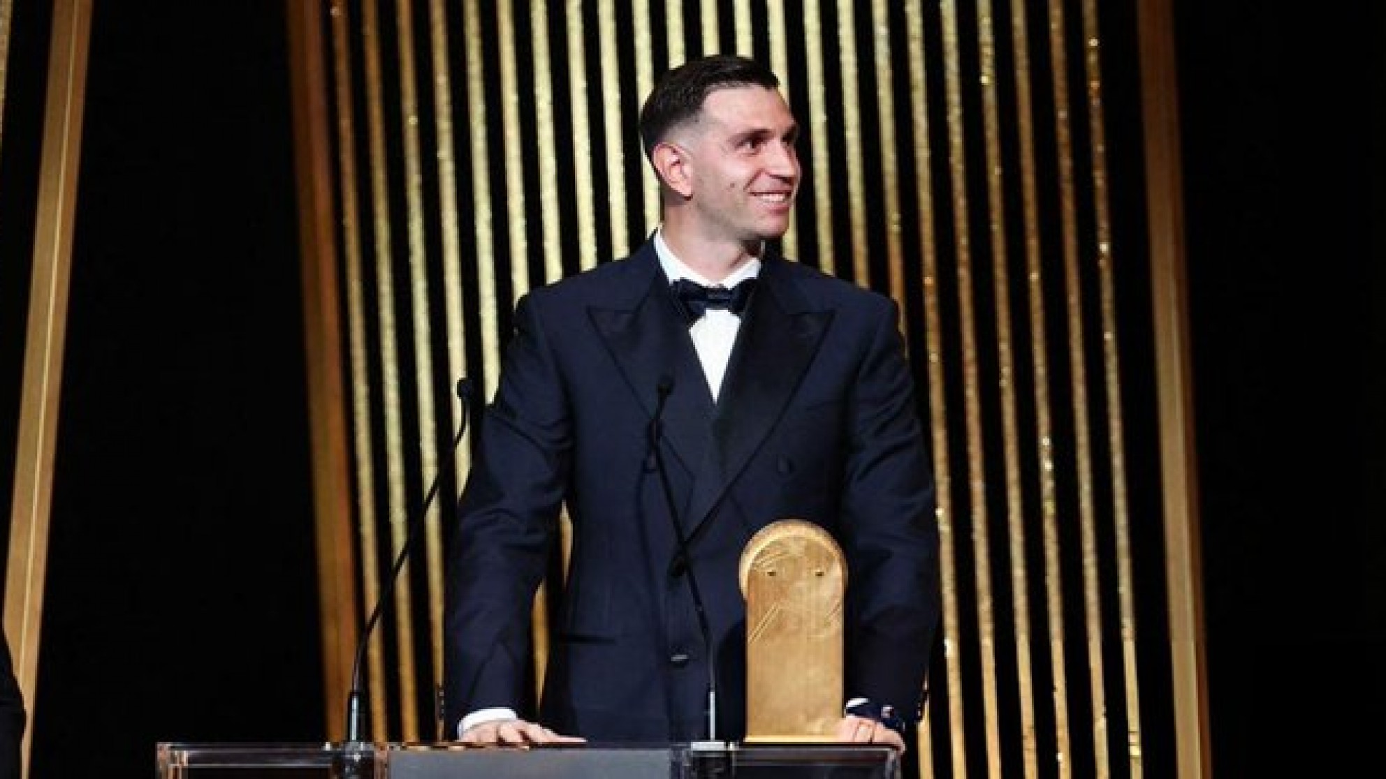 Insólito: en la gala del Balón de Oro se confundieron y lo premiaron a "Dibu" como mejor arquero del año